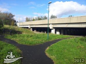 Showing a fork in a cycle path.